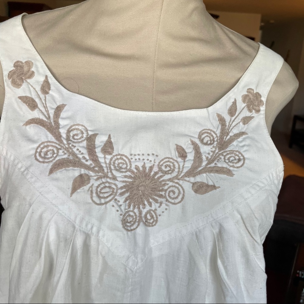 Dress with pockets hand embroidered flowers sz S